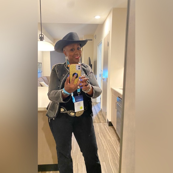 👑 LADYSLYSTYLES IS LIVE 🔥 Like & Share this post to be notified. - Picture 13 of 13